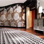 Ambiente con pavimento in cementine bianche e nere e parete decorata a fiori