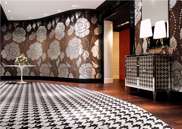 Ambiente con pavimento in cementine bianche e nere e parete decorata a fiori