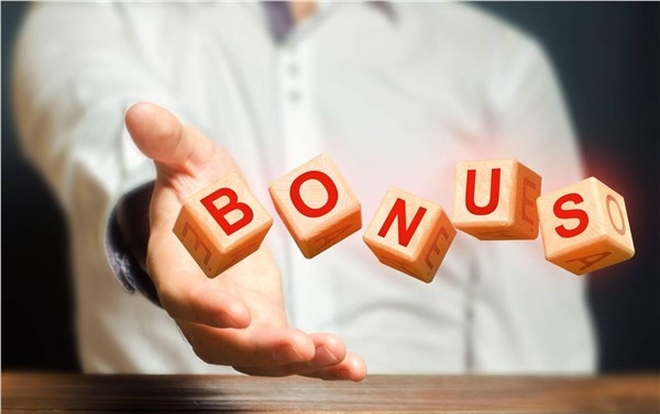 Mano che regge dei cubi con la scritta bonus su fondo scuro