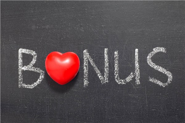Scritta bonus tracciata su una lavagna con un cuore rosso al posto della o