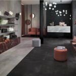 Ambiente con pavimento e pareti in gres effetto marmo nei toni neutri