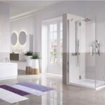 Bagno piccolo con box doccia in cristallo, vasca e mobile sospeso