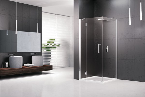 Bagno scuro con box doccia angolare in cristallo e mobile sospeso