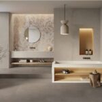 Bagno con parete decorata, mobile sospeso in legno e specchio tondo