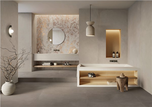Bagno con parete decorata, mobile sospeso in legno e specchio tondo