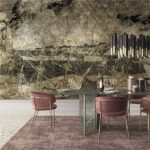 Sala da pranzo con parete decorata a motivo orientale e sedie rosa