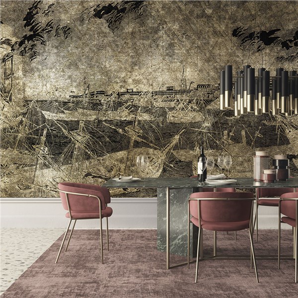 Sala da pranzo con parete decorata a motivo orientale e sedie rosa