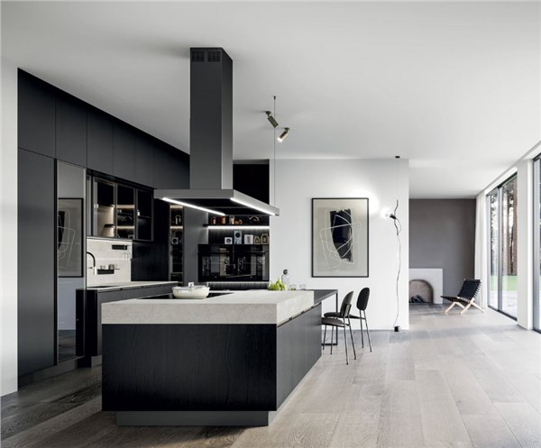 Cucina scura con isola, cappa aspirante a soffitto e pavimento in legno