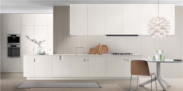 Cucina bianca lineare con isola, tavolo e sospensione a soffitto