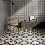 Ambiente con pavimento in cementine bianche e nere a motivo geometrico e parete a rilievo