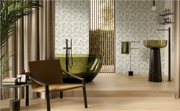 Bagno con parete decorata a motivo floreale, poltrona e lavabo a colonna