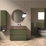Mobile bagno verde oliva con colonna, specchio tondo e pavimento a spina