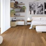Camera da letto con pavimento in parquet rovere e mensole a parete