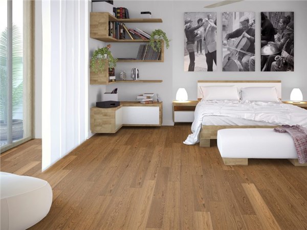 Camera da letto con pavimento in parquet rovere e mensole a parete