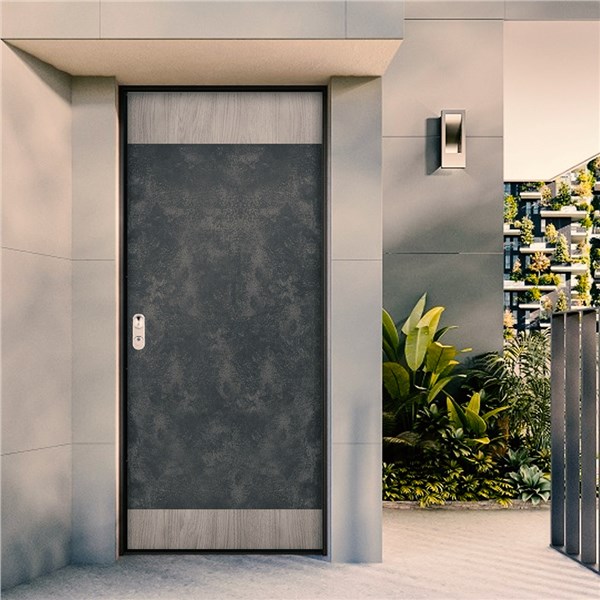 Porta blindata scura con pannello decorato in un ingresso con parete verde