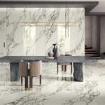 Sala da pranzo con pareti e pavimento in lastre effetto marmo bianco venato