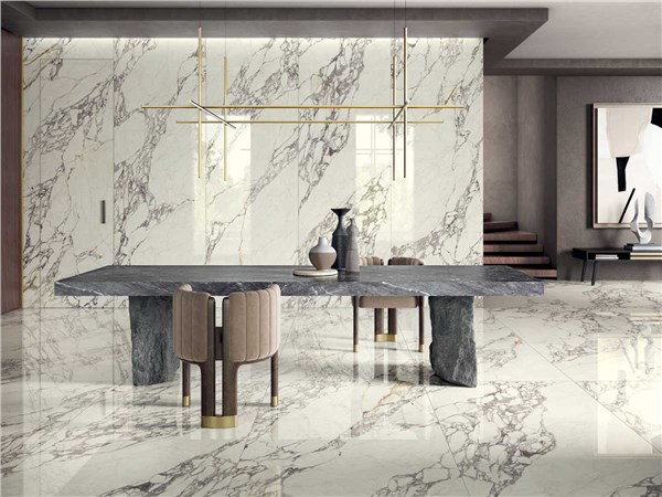 Sala da pranzo con pareti e pavimento in lastre effetto marmo bianco venato