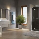 Bagno con box doccia in vetro fumé, vasca e mobile sospeso