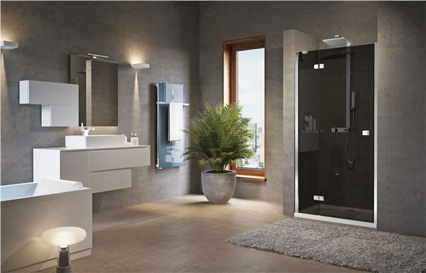 Bagno con box doccia in vetro fumé, vasca e mobile sospeso