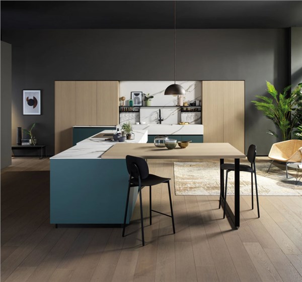 Cucina con isola blu, tavolo integrato e colonne in finitura legno