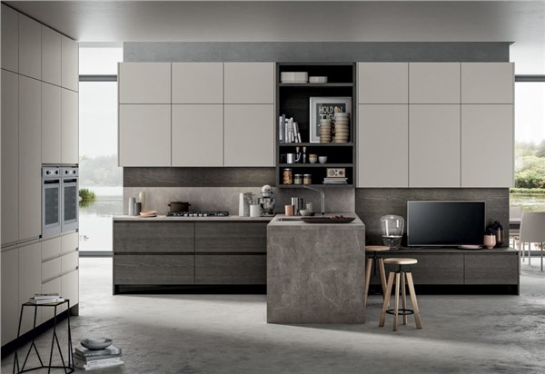 Cucina con isola e parete attrezzata living integrata in un unico ambiente
