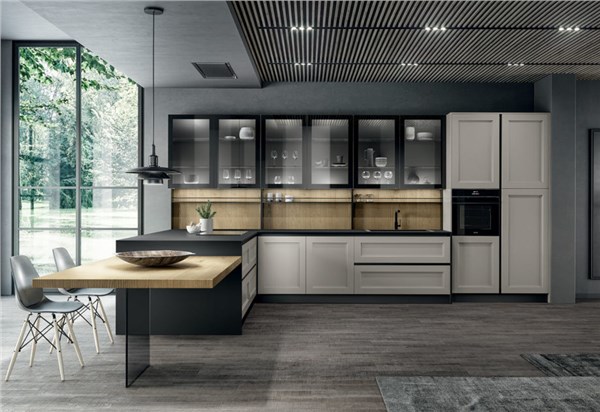 Cucina con isola, piano cottura a induzione e pensili a vetro