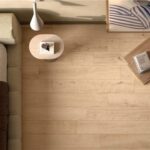 Camera da letto vista dall'alto con pavimento in gres effetto legno chiaro