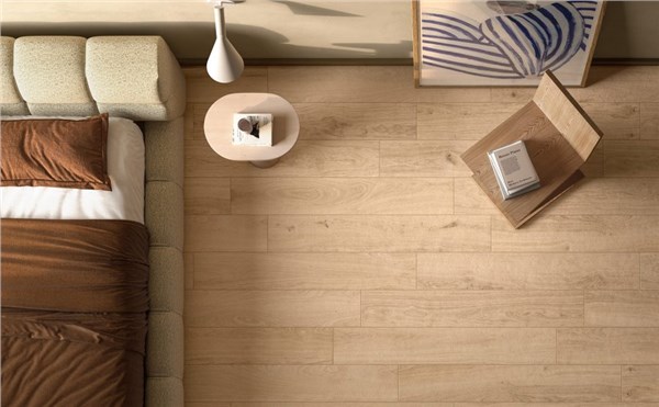 Camera da letto vista dall'alto con pavimento in gres effetto legno chiaro