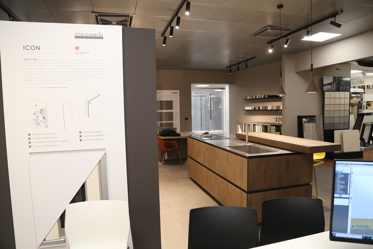 Esposizione di cucine Ernestomeda in un negozio con pannelli informativi