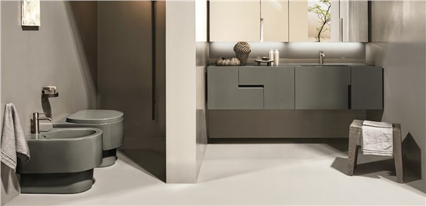 Bagno con mobile sospeso scuro, lavabo integrato e sanitari coordinati