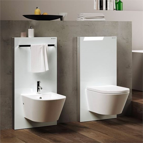 Moduli sanitari sospesi con lavabo e wc su struttura bianca