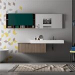 Mobile bagno sospeso in legno con pensili verdi e parete decorata a rombi