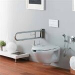 Bagno pubblico con wc sospeso, maniglione di sostegno e doccetta