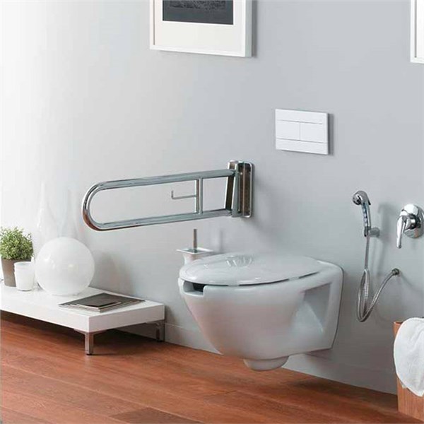 Bagno pubblico con wc sospeso, maniglione di sostegno e doccetta