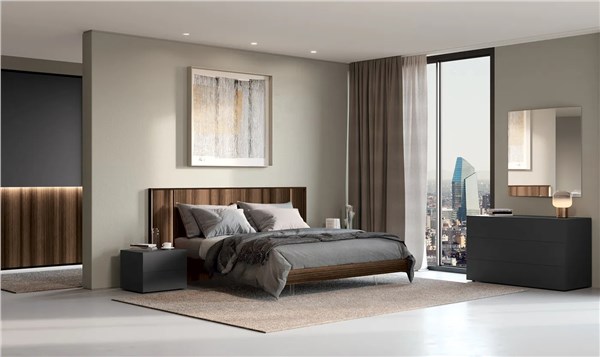 Camera da letto moderna con testata imbottita, comodini e vetrata