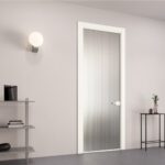 Porta per interni bianca a listelli verticali in un ambiente essenziale