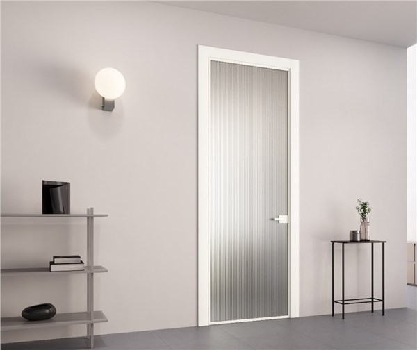 Porta per interni bianca a listelli verticali in un ambiente essenziale