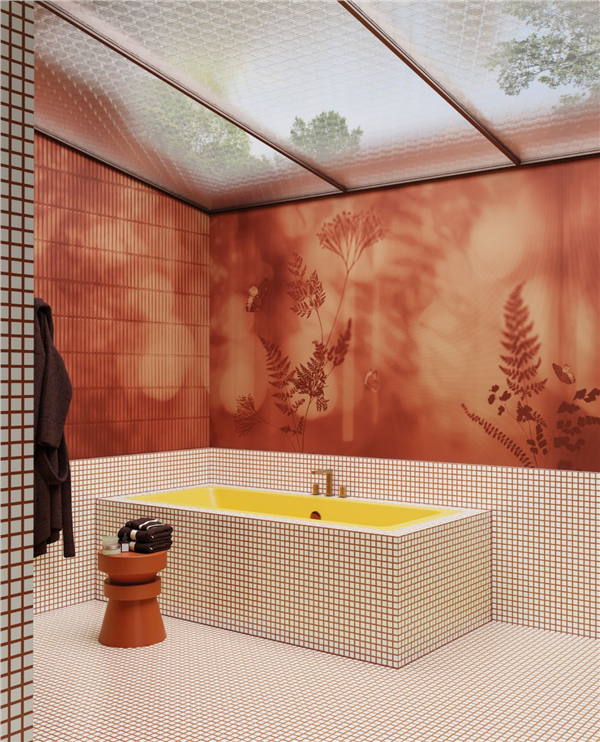 Bagno con pareti e soffitto rivestiti in decoro rosso a motivo botanico