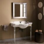 Bagno classico con lavabo su consolle in metallo e specchio con cornice