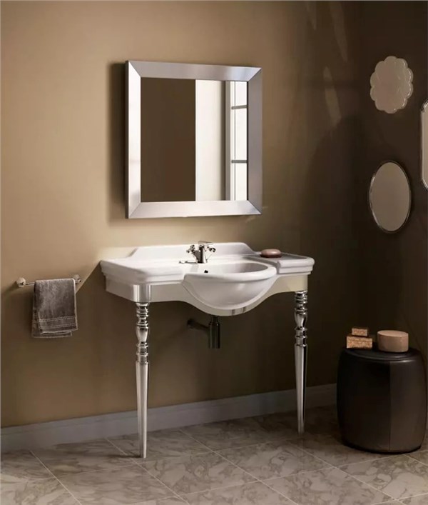 Bagno classico con lavabo su consolle in metallo e specchio con cornice