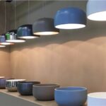 Lampade a sospensione e ciotole in ceramica nei toni del blu e del beige