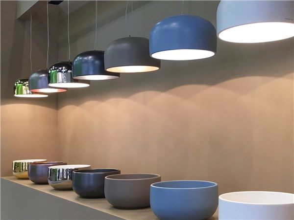 Lampade a sospensione e ciotole in ceramica nei toni del blu e del beige