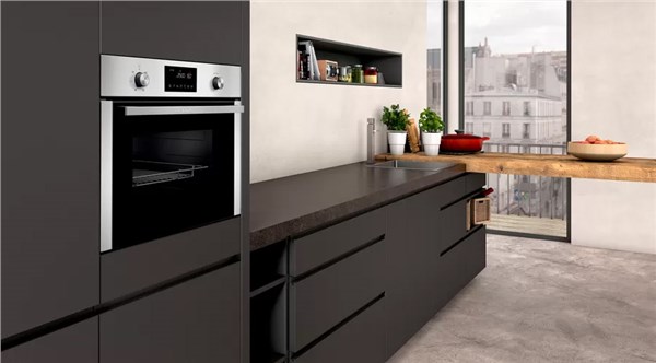 Cucina scura con forno a microonde da incasso e nicchia illuminata