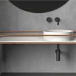 Lavabo tondo su consolle con struttura in ottone e miscelatore a parete