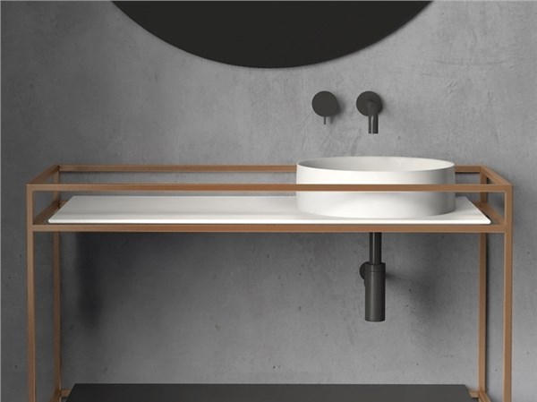 Lavabo tondo su consolle con struttura in ottone e miscelatore a parete