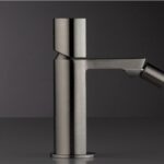 Miscelatore da lavabo in acciaio spazzolato su fondo grigio