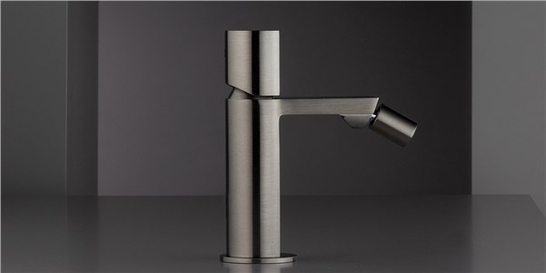 Miscelatore da lavabo in acciaio spazzolato su fondo grigio