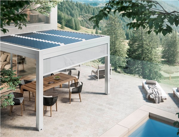 Pergola bioclimatica con pannelli fotovoltaici sopra un patio con piscina