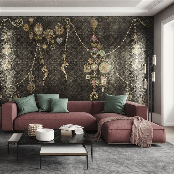 Salotto con divano rosa e parete decorata con carta da parati a motivi dorati