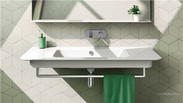 Lavabo sospeso bianco su parete rivestita in piastrelle esagonali verdi